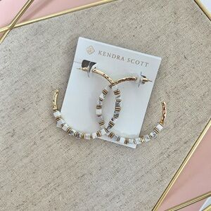 NWT Kendra Scott Ember Gold Hoop Earrings in White Howlite